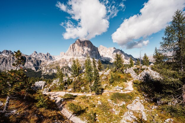 Majestatyczny krajobraz alpejskiej czerwonej jesieni Cinque Torri Passo Falzarego Tofana Cudowna turystyczna sceneria przyrody w dolomitach we Włoszech w pobliżu Cortina d'Ampezzo