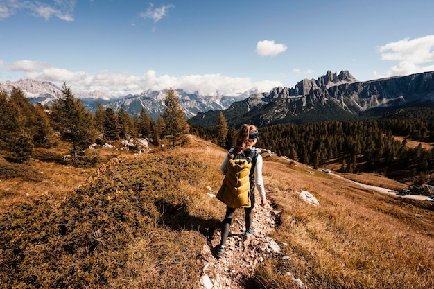 Majestatyczny krajobraz alpejskiej czerwonej jesieni Cinque Torri Passo Falzarego Tofana Cudowna turystyczna sceneria przyrody w dolomitach we Włoszech w pobliżu Cortina d'Ampezzo