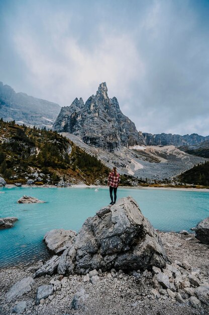 Majestatyczny krajobraz jeziora Dolomity Sorapis z kolorowymi modrzewiami i wysokimi górami Cudowne krajobrazy przyrody w dolomitach we Włoszech w pobliżu Cortina d'Ampezzo