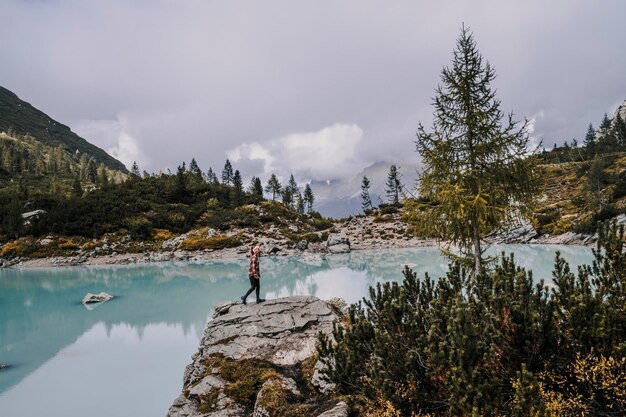 Majestatyczny krajobraz jeziora Dolomity Sorapis z kolorowymi modrzewiami i wysokimi górami Cudowne krajobrazy przyrody w dolomitach we Włoszech w pobliżu Cortina d'Ampezzo