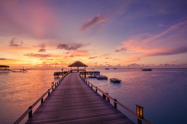 Majestatyczny krajobraz plaży. Piękny zachód słońca na Malediwach. molo wille kolorowe morze niebo chmury