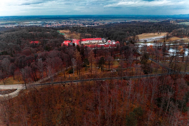 Majestatyczny zamek ksiaz w Polsce podczas jesiennego zimnego widoku z góry Świdnica Polska 29 stycznia 2020
