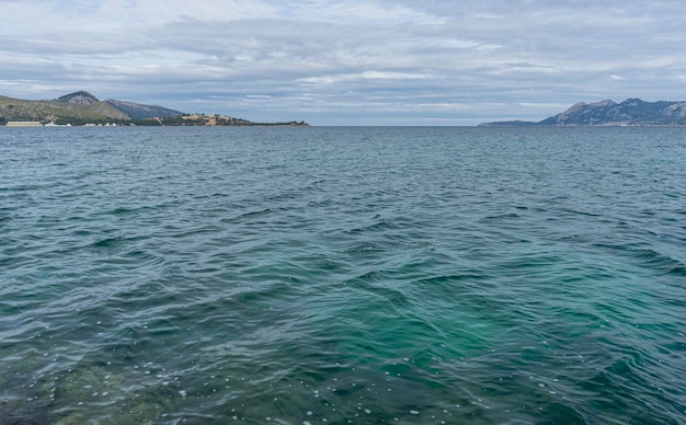 Majorka, spokojne turkusowe wody Morza Śródziemnego, wakacyjne sceny z poczuciem spokoju