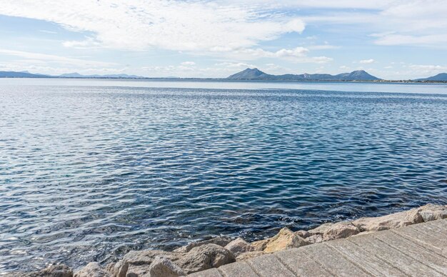 Majorka, spokojne turkusowe wody Morza Śródziemnego, wakacyjne sceny z poczuciem spokoju