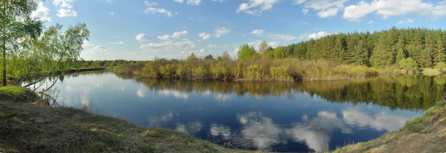 Majowa panorama cicha zalesiona rzeka