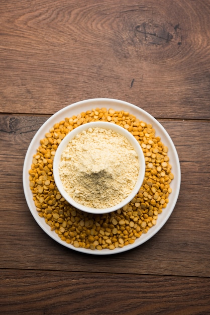 Mąka Besan, Gram lub ciecierzyca to mąka strączkowa wytwarzana z różnych mielonych ciecierzycy znanej jako gram bengalski. popularny składnik przekąsek Pakora, pakoda lub bajji