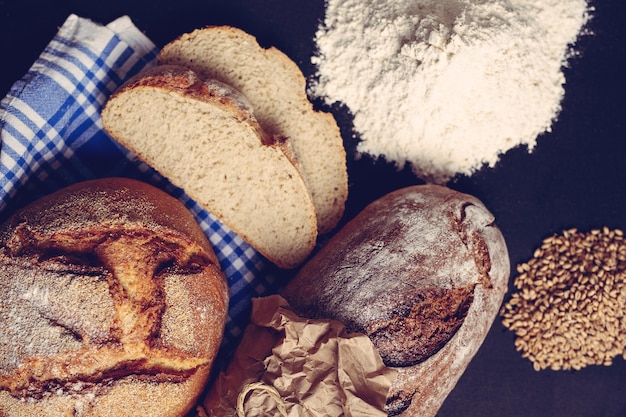 Mąka i pszenica z odrobiną ręcznie robionego chleba.