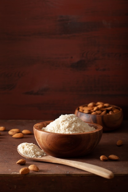 Mąka migdałowa. zdrowy składnik diety bezglutenowej keto paleo