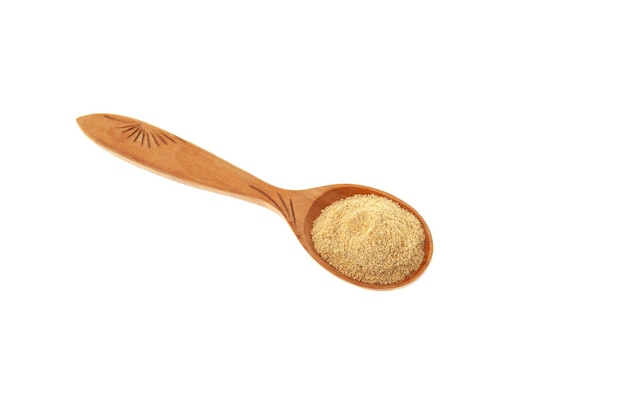 Mąka z kozieradki lub proszek hulba w drewnianej łyżce na białym tle Ziołowy suplement diety