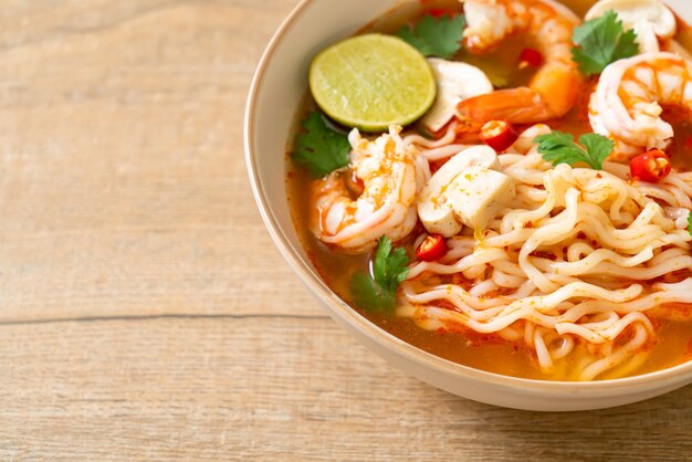 makaron błyskawiczny ramen w pikantnej zupie z krewetkami (Tom Yum Kung) - kuchnia azjatycka