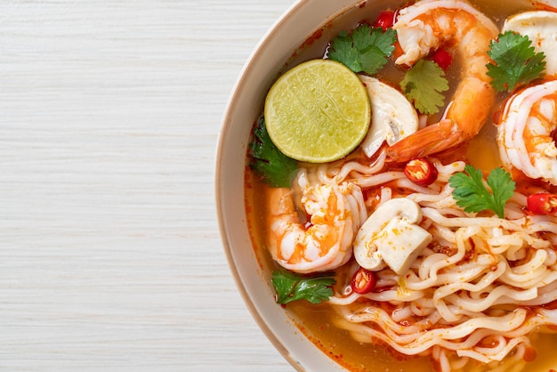 Makaron błyskawiczny ramen w pikantnej zupie z krewetkami Tom Yum Kung