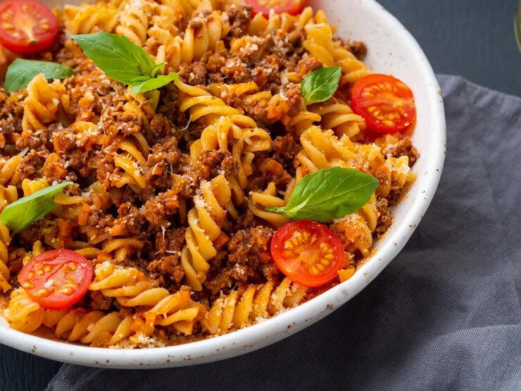 Zdjęcie makaron bolognese. fusilli z sosem pomidorowym, mielona mielona wołowina