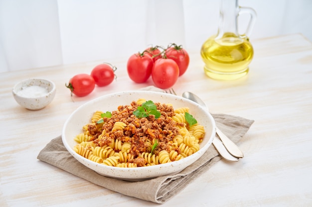 Makaron Bolognese. Fusilli Z Sosem Pomidorowym, Mielona Mielona Wołowina