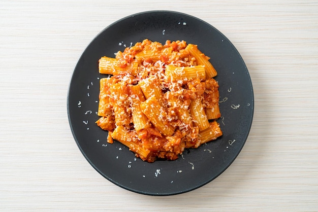 Makaron Bolognese rigatoni z serem tradycyjny włoski makaron