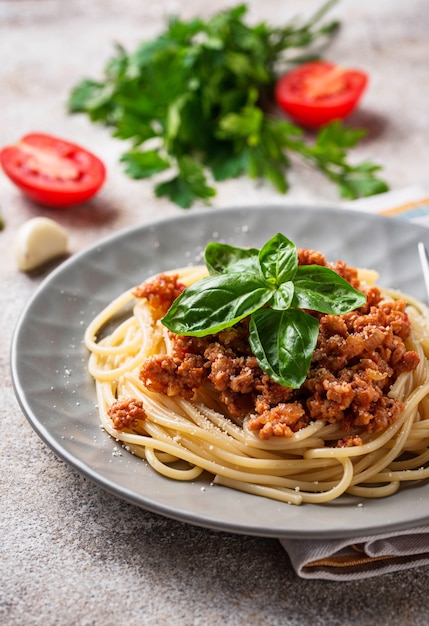 Makaron bolognese. Spaghetti z mięsnym sosem