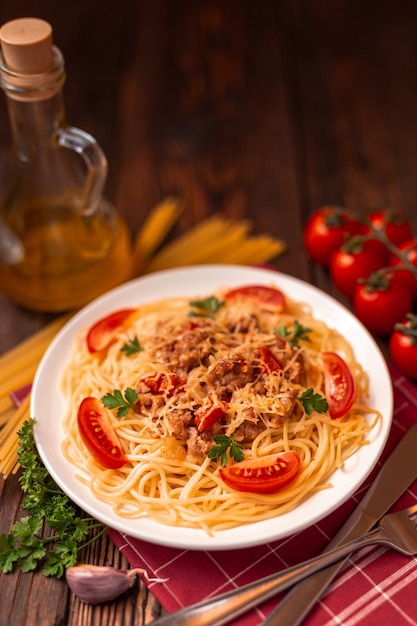 Makaron Bolognese z sosem pomidorowym i mielonym mięsem, tartym parmezanem i świeżą pietruszką - domowy zdrowy włoski makaron