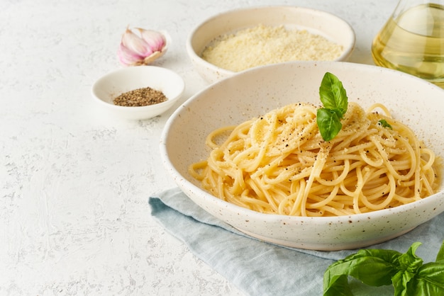 Makaron Cacio e Pepe. Spaghetti z parmezanem i papryką.