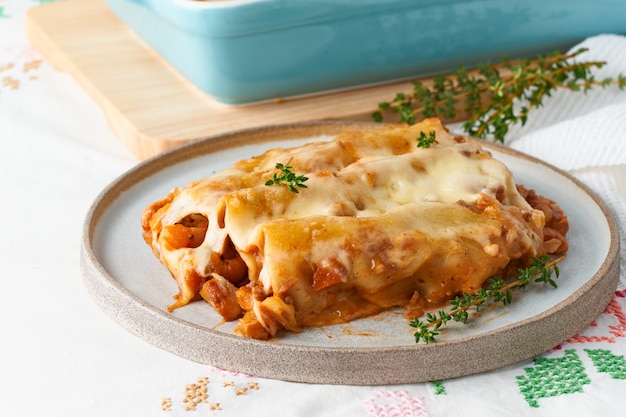 Makaron Cannelloni z nadzieniem z mielonej wołowiny, pomidorów, zapiekany z beszamelowym sosem pomidorowym