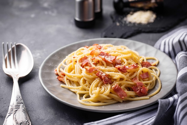 Makaron Carbonara z boczkiem i parmezanem