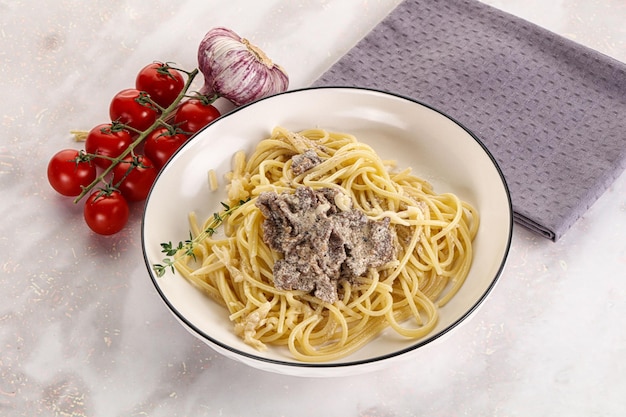 Makaron Carbonara z boczkiem wołowym i śmietaną