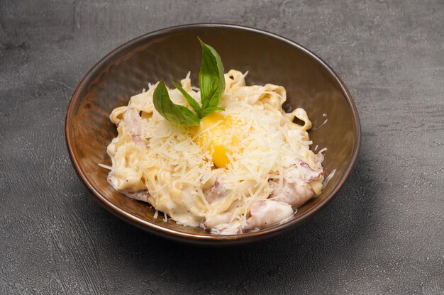 Makaron carbonara z boczkiem z parmezanem i sosem śmietanowym