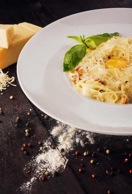 Makaron carbonara z boczkiem z surowego jajka i parmezanem