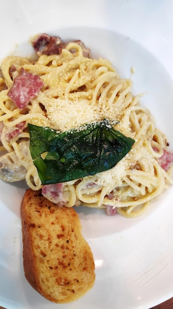 Makaron carbonara z parmezanem pancetta i sosem śmietanowym