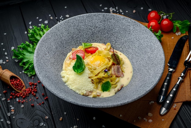 Makaron carbonara z tagliatelle spaghetti bekonem z żółtka i bazylią