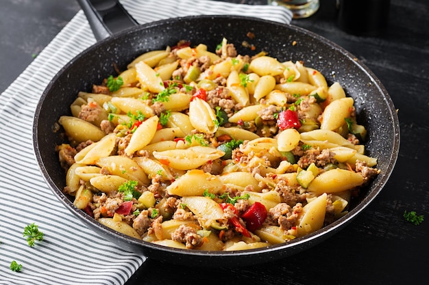 Makaron Conchiglie. Włoskie muszle makaronowe z mięsem mielonym, cukinią, pomidorem i słodką papryką.