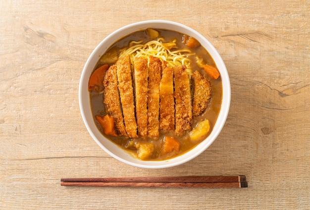 makaron curry ramen ze smażonym kotletem wieprzowym tonkatsu - po japońsku