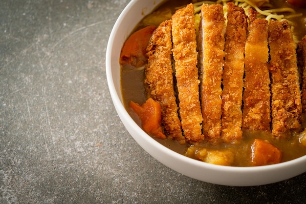 makaron curry ramen ze smażonym kotletem wieprzowym tonkatsu - po japońsku