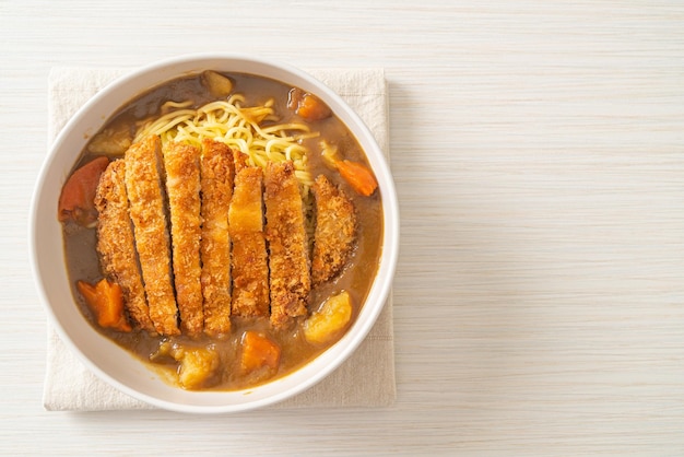 makaron curry ramen ze smażonym kotletem wieprzowym tonkatsu - po japońsku