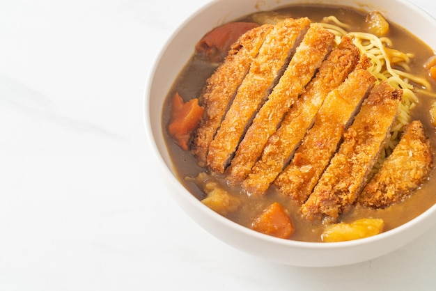 makaron curry ramen ze smażonym kotletem wieprzowym tonkatsu