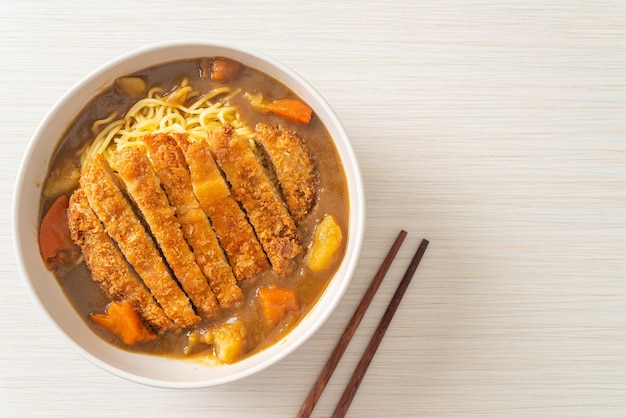makaron curry ramen ze smażonym kotletem wieprzowym tonkatsu