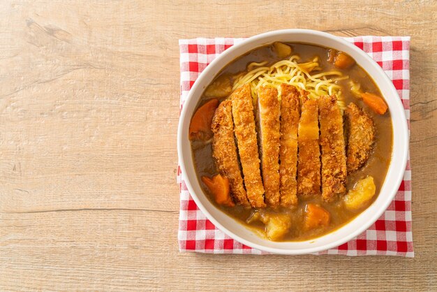 Makaron Curry Ramen Ze Smażonym Kotletem Wieprzowym Tonkatsu