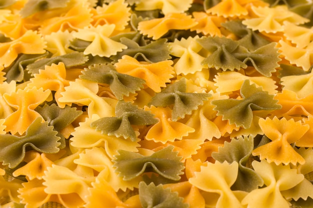 Makaron farfalle w kolorze. Trzy kolory