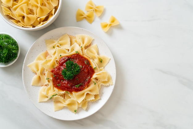 Makaron Farfalle W Sosie Pomidorowym Z Pietruszką - Po Włosku