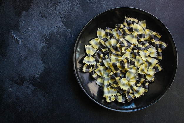 makaron farfalle z atramentem mątwy (zdrowe odżywianie, czarny wielokolorowy)