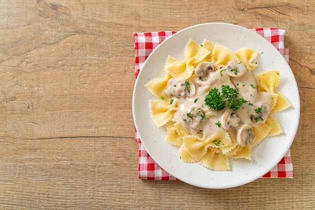 makaron farfalle z sosem grzybowo-biało-śmietanowym - włoskie jedzenie