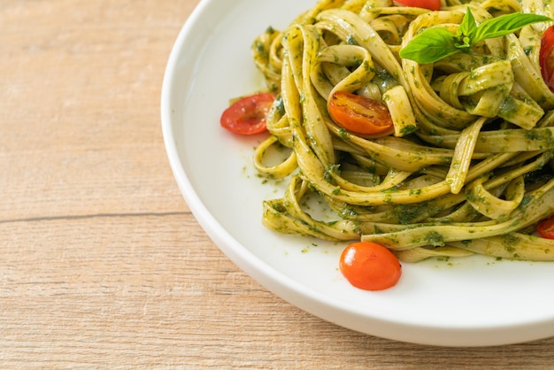 makaron fettuccine spaghetti z sosem pesto i pomidorami - kuchnia wegańska i wegetariańska