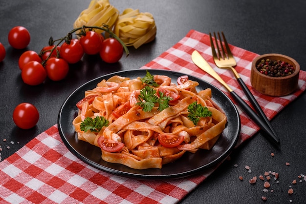 Makaron Fettuccine z krewetkami, pomidorkami koktajlowymi, sosem, przyprawami i ziołami