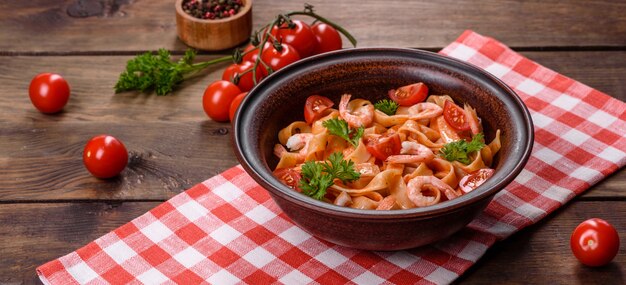 Makaron Fettuccine z krewetkami, pomidorkami koktajlowymi, sosem, przyprawami i ziołami