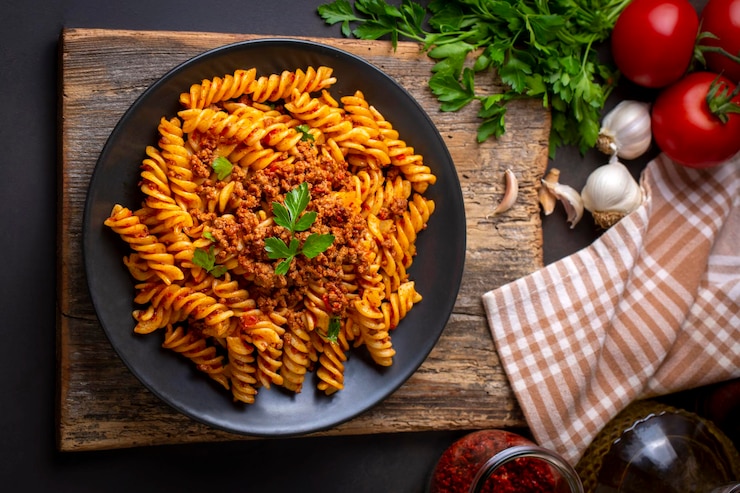 Zdjęcie makaron fusilli, makaron spiralny lub spirali z pomidorami, sosem mielonym - włoski styl jedzenia