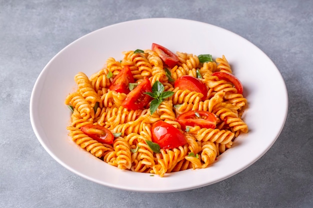 Makaron fusilli, makaron spiralny lub spirali z sosem pomidorowym - włoski styl jedzenia (nazwa turecka; domatesli, domates soslu burgu makarna)