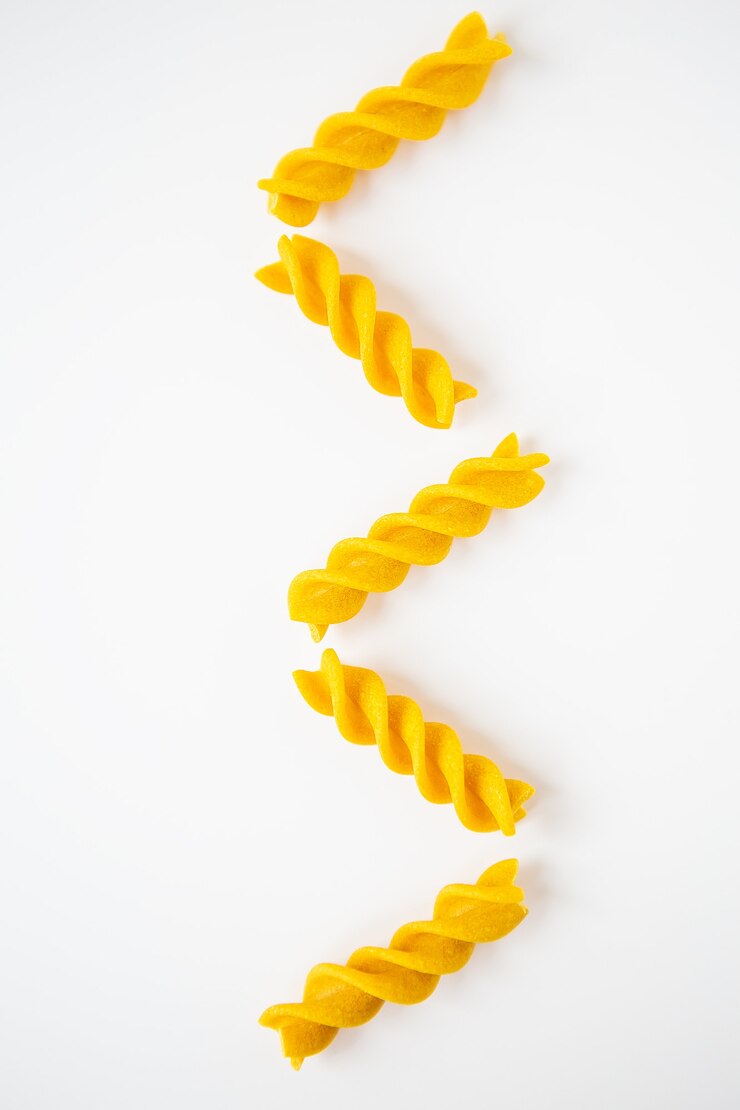 Zdjęcie makaron fusilli na białym talerzu