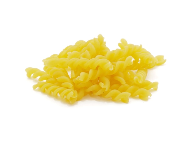 Makaron Fusilli na białym tle