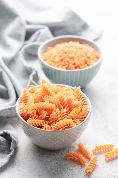 Makaron fusilli z czerwonej soczewicy Miska z surowym makaronem i czerwoną soczewicą Makaron bezglutenowy