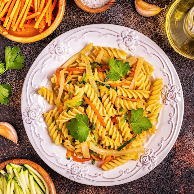 Makaron Fusilli z kalmarem, cukinią i marchewką