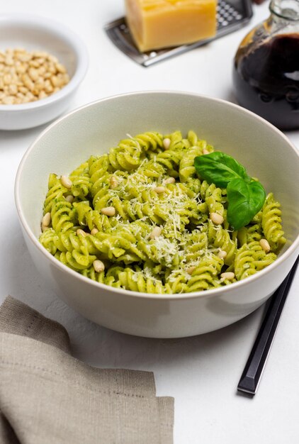 Makaron Fusilli z sosem pesto, serem i orzechami Zdrowe odżywianie Jedzenie wegetariańskie Kuchnia włoska