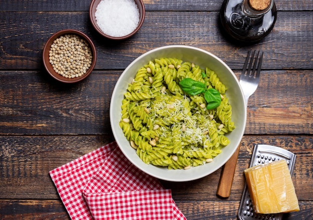 Makaron Fusilli z sosem pesto, serem i orzechami Zdrowe odżywianie Jedzenie wegetariańskie Kuchnia włoska